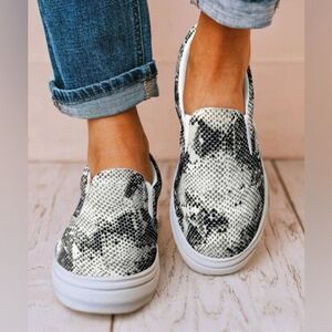 SOHO Girls Black Snakeskin Jerry Sneaker Size 8.5 Brand New